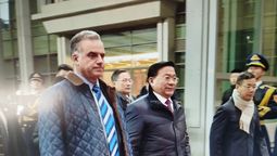 altText(Yamandú Orsi llegó a China: el canal de TV estatal chino registró el momento para Caras y Caretas (Video))}