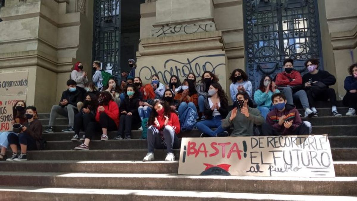 «No somos gasto, somos futuro»: estudiantes del IAVA contra los recortes