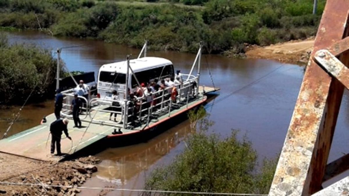 Este martes comenzó a operar balsa para traslado de personas y vehículos livianos sobre arroyo Agua Sucia