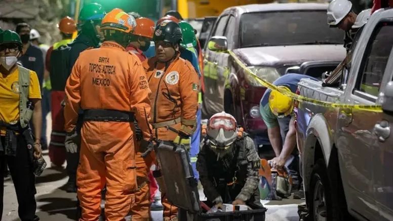 Rescatan con vida a joven tras más de 100 horas bajo los escombros en Venezuela