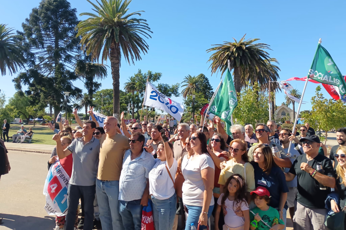 Militantes del Frente Amplio en Santa Rosa acompañan candidatura de Francisco Legnani. 