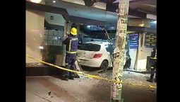 altText(Auto se incrusta en local comercial de 18 de julio)}