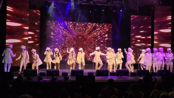 Momosapiens arriesgó y logró una de las mejores propuestas de la categoría