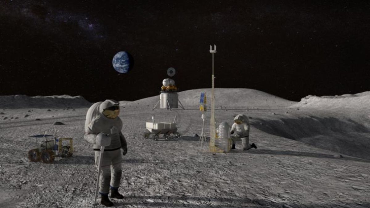 La NASA presenta el traje espacial para la misión a la Luna.
