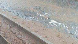altText(Recién colocados: Las lluvias arrancaron los polémicos adoquines de Punta del Diablo)}
