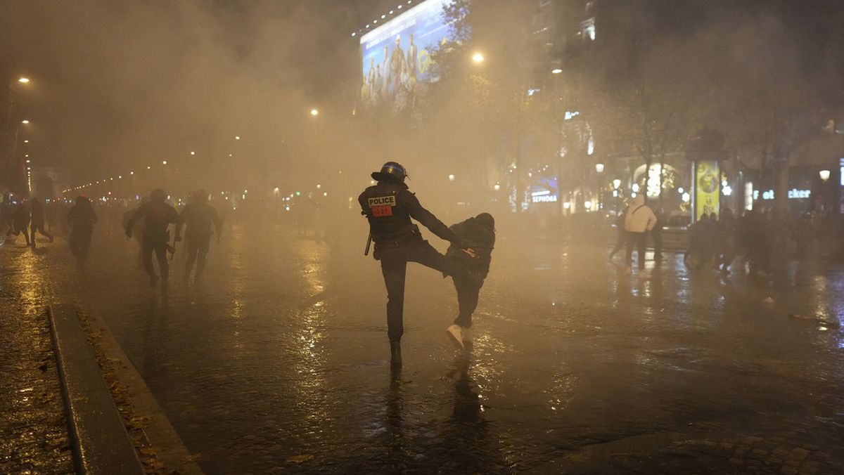 Policía dispersa brutalmente a multitudes en París.
