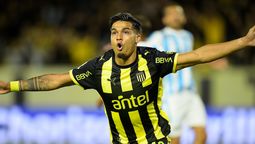 altText(Peñarol se impuso ante Cerro en el Campeón del Siglo y se mantiene como lider)}