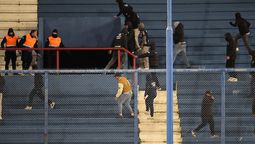 altText(Barra de Cerro provocó desmanes, tiró una sopapa y expuso al club a otra grave sanción)}