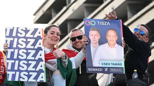 Partidarios de Tisza celebran el triunfo.