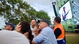 altText(Orsi, junto a más de 20.000 personas, asistió al recital de No Te Va a Gustar en Santa Teresa)}