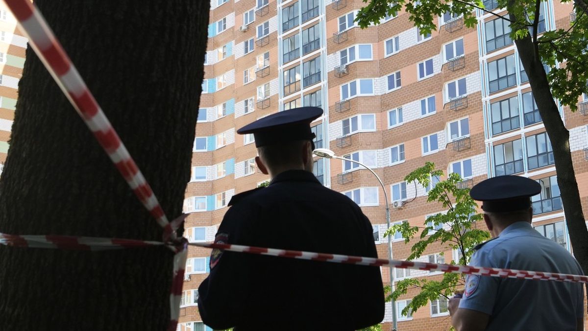 Agentes de policía cerca de un edificio residencial afectado por un ataque con dron en Moscú