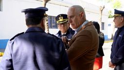 Ministro del Interior Carlos Negro y autoridades policiales en Carmelo.&nbsp;