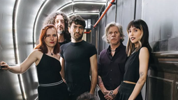 altText(Al FILO del cristal que muestra tanto tus sombras como tu luz)}