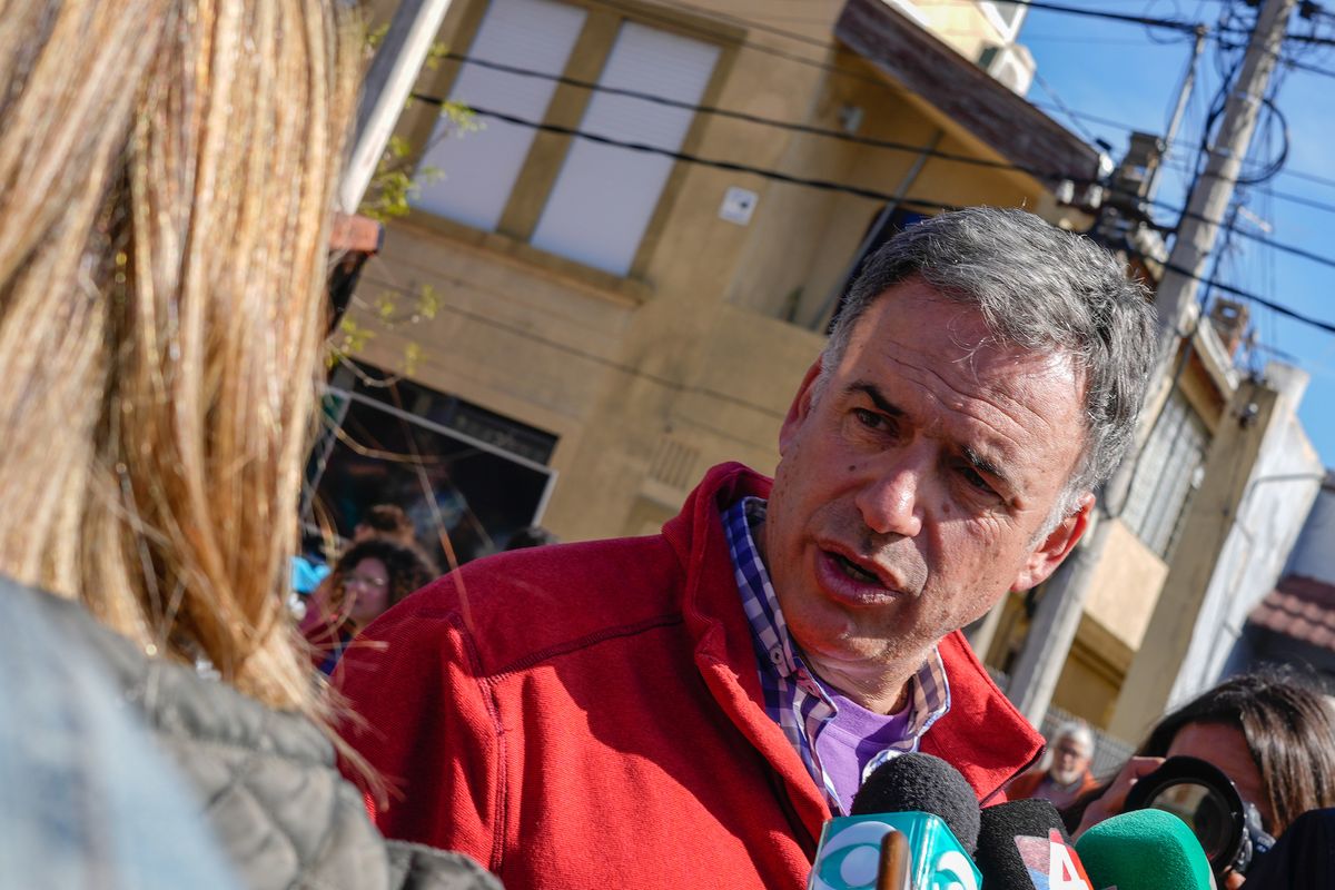 Yamandú Orsi visitó Salto y criticó al presidente.