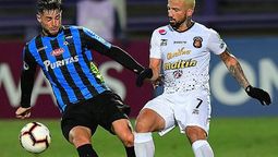 altText(Un cabezazo de Bajter en la hora le dio el triunfo a Liverpool sobre Caracas)}