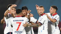 altText(Defensor derrotó a Nacional en los penales y se consagró campeón de la Copa AUF Uruguay)}