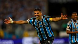 altText(Fiel a su estilo Suárez se despidió con un gol y fue ovacionado)}