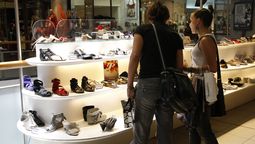 altText(Amenaza de rebaja salarial y despidos en reconocidas tiendas de ropa femenina)}