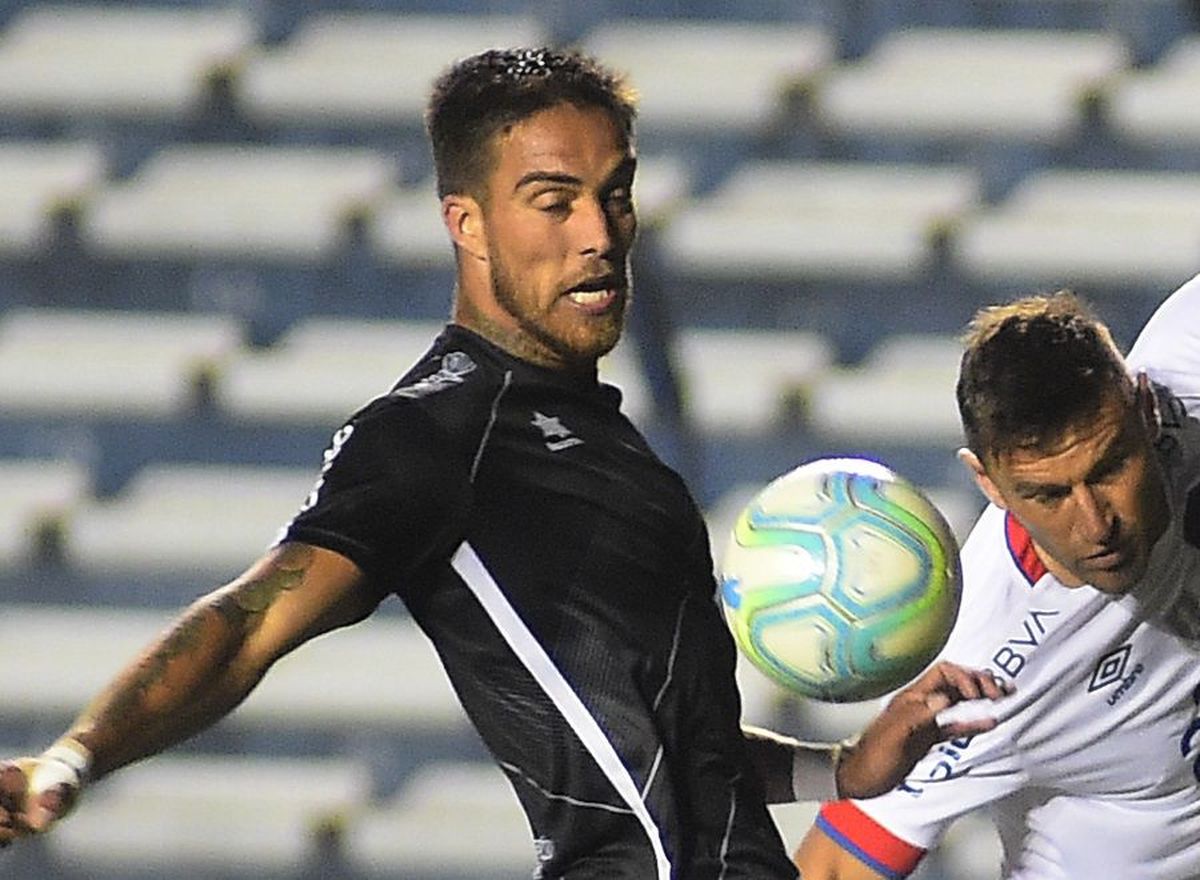 Javier Mendez Javier Méndez a un paso de ser jugador de Peñarol