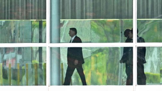 Refuerzan la seguridad en torno a Bolsonaro ante sospechas de fuga