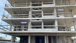 altText(Tragedia: arquitecto cayó de un edificio y falleció tras el impacto)}