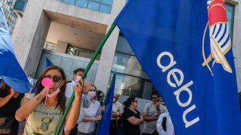 AEBU paraliza la banca oficial en Montevideo y se moviliza ante el Ministerio de Trabajo