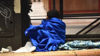 La primera muerte de una persona en situación de calle desde que se activó la alerta roja por frío extremo el pasado 6 de mayo desató un duro cruce de acusaciones entre el gobierno y la oposición.