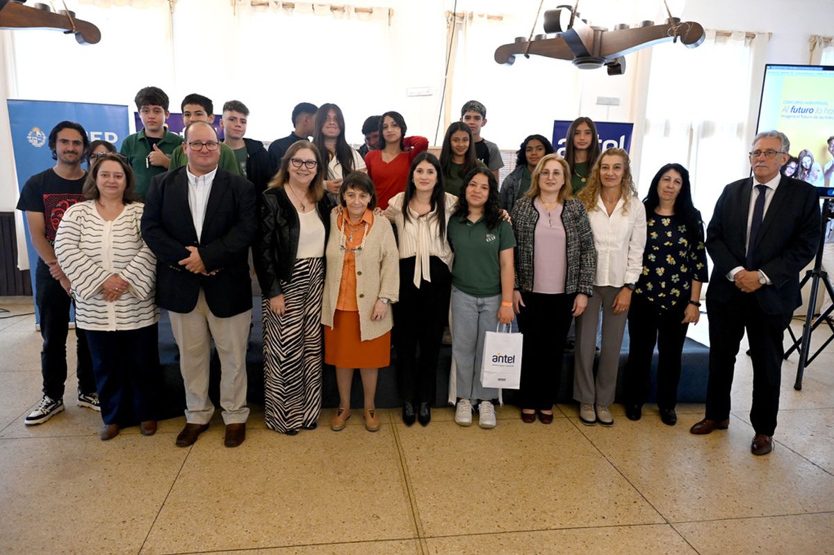 Estudiantes de Salto y Artigas ganaron el concurso Al futuro lo hacemos todos