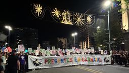 altText(La imagen del desfile: La Margarita desfiló con fotos de los detenidos desaparecidos)}