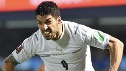 altText(Con goles de Suárez y Valverde, Uruguay derrotó a Chile)}