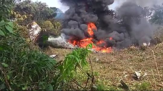 Hércules de la Fuerza Aérea de Colombia en llamas.