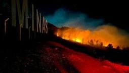 altText(Bomberos y militares luchan contra incendio sin control que llega hasta las letras de Minas)}