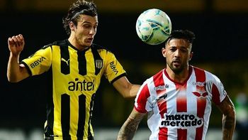 Peñarol cayó en la red que le tendió River y empató en el Saroldi