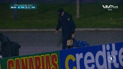 altText(Insólito momento en Colonia: perro invadió la cancha, orinó y fue arrestado por la policía)}