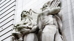 altText(El BROU entorna la puerta de los ingresos)}