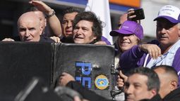 altText(Salió corriendo: evacuaron a Milei y su hermana ante gritos y pedradas)}