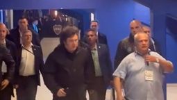 altText(Javier Milei abucheado al ir a votar en la Bombonera)}