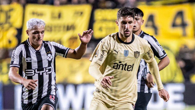 Peñarol lo dio vuelta con uno menos: ganó 2 a 1 en el Parque Viera