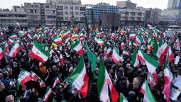 El pueblo de Irán copó las calles para apoyar a su nuevo líder supremo.