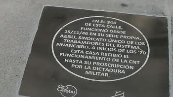 AEBU colocó placa conmemorativa en edificio de su primer sede.