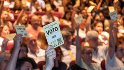 altText(Asamblea de AEBU, Banca Oficial, rechazó preacuerdo y decidió seguir negociando)}