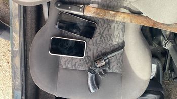 La fotografía del Ministerio del Interior muestra el arma secuestrada a los hinchas que robaron la bandera de Peñarol.