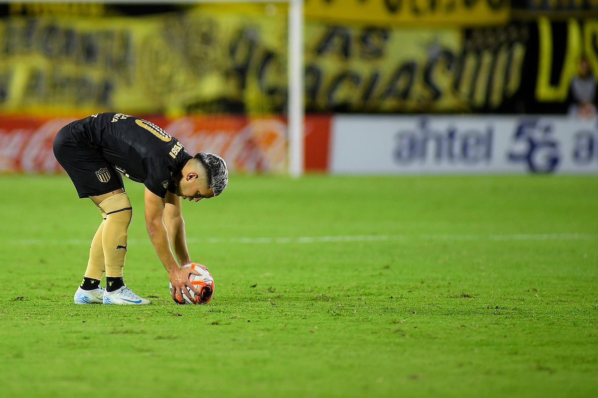 Críticas a la inversión de Peñarol para retener a Leo Fernández.