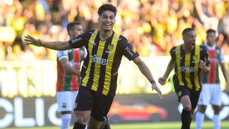 Peñarol: oferta formal por Arezo e interesa Alexander Machado