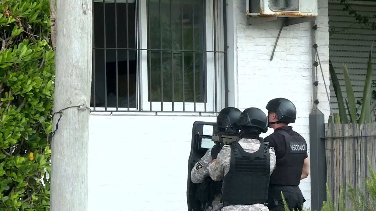 Ventana del apartamento del hombre atrincherado. Prometió entregarse después del clásico.