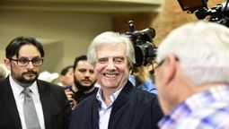 altText(Tabaré Vázquez conversó con la prensa antes de ejercer su derecho al voto)}