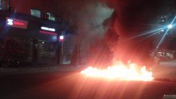 altText(Quema de cubiertas tras fallo de la Justicia por tenencia de dos niñas)}