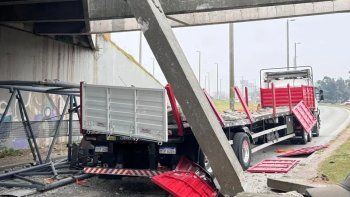 Camión provoca daños en puente