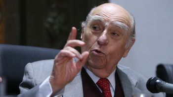 Sanguinetti, el defensor menos esperado de Yamandú Orsi