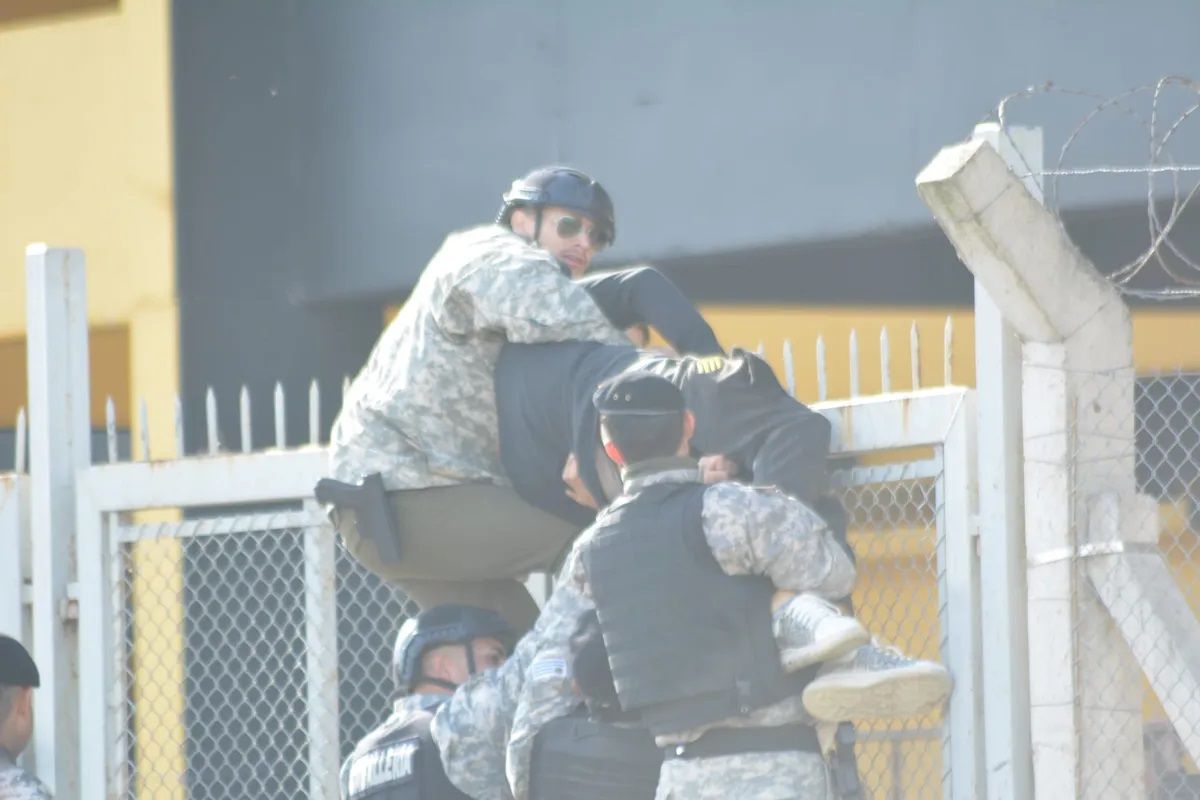 Policías intentan bajar a Nacho Suárez, ya inconsciente, luego de haber sido golpeado y extrangulado.